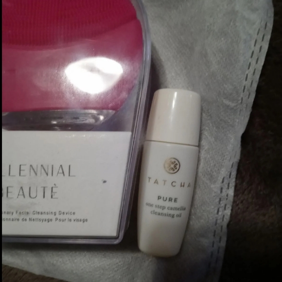 Face Cleansing Vibrating Exfoliator
W/tatcha clean - Picture 5 of 6